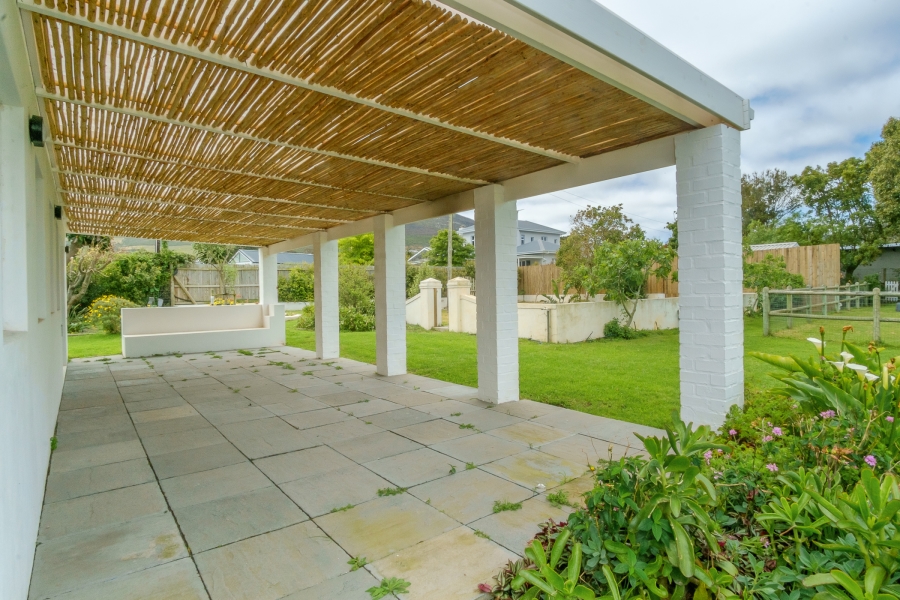 6 Bedroom Property for Sale in Meadowsteads Western Cape